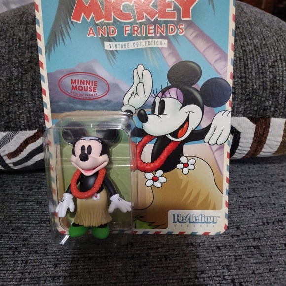 Super 7 action figure. Minnie Mouse Hawaiian vacation. New in package. - Picture 2 of 5